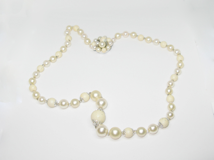 http://newyorkcouture.net/sold/pearl1strandnecklace1.jpg