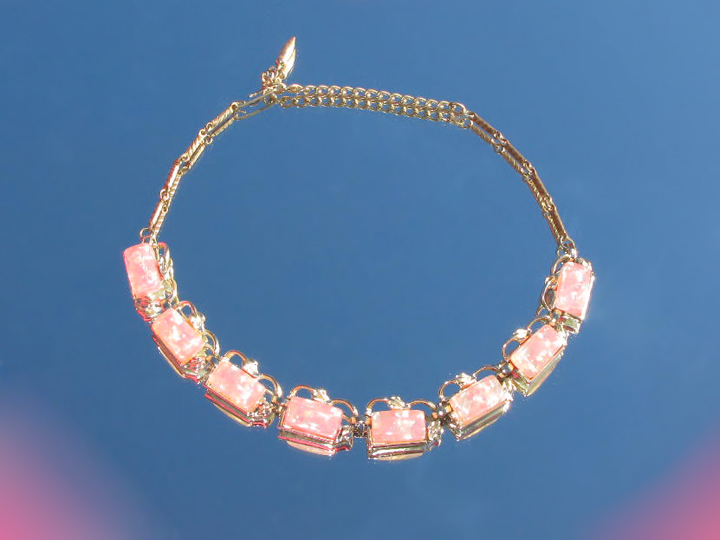 http://newyorkcouture.net/sold/pink30snecklace1.jpg