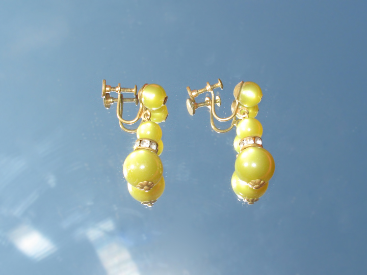 http://newyorkcouture.net/sold/vintagescrewgreenearrings1.jpg