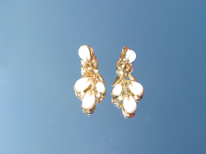 http://newyorkcouture.net/sold/vintagewhiteearrings1.jpg